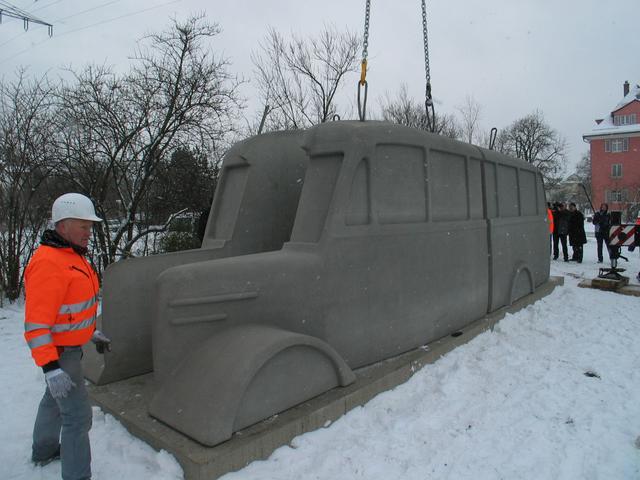 Aufstellung des zweiten Denkmal-Busses